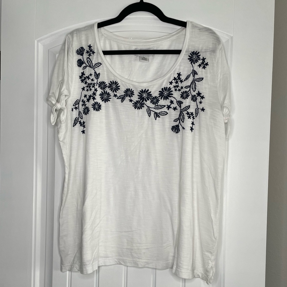 Liz Claiborne s/s embroidered tee with tie sleeves Size XL